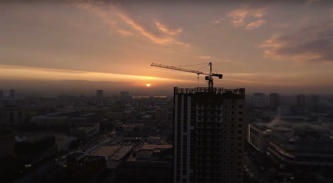 Gün batımında İstanbul silüeti önünde yükselen inşaat vinci
